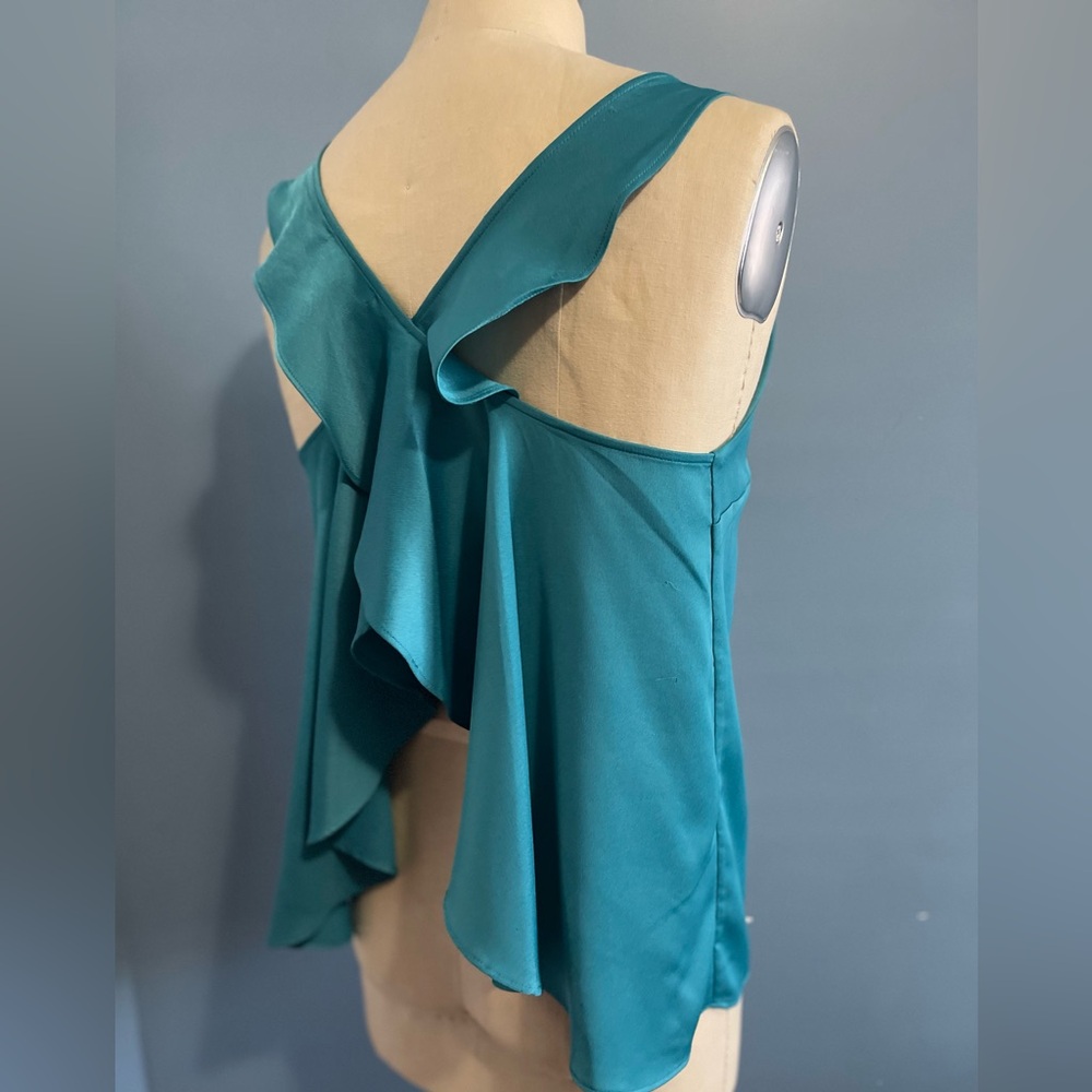 Holiday Sale!🔥 FREE WITH PURCHASE!RO & DE Crossover Ruffle Back Tank Blouse.
